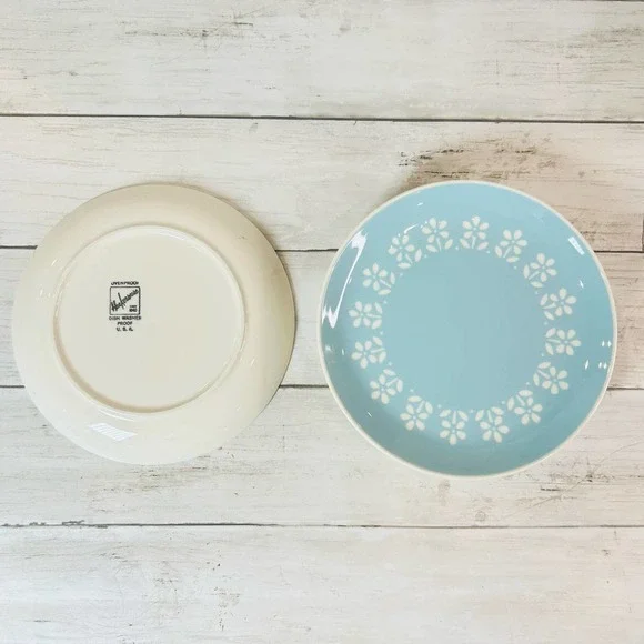 VINTAGE 1950's Harkerware Floral Plates and Solid Blue Plates, 4 Dinner/ 4 Salad - Picture 2 of 6